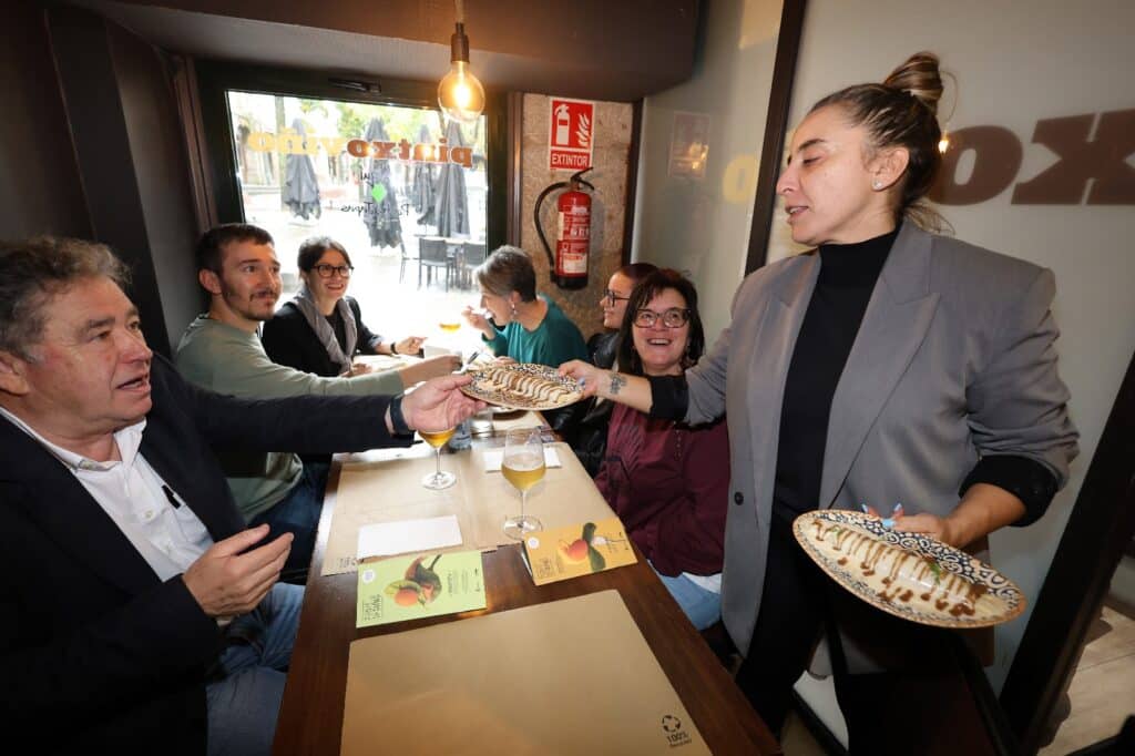 O alcalde, Miguel Anxo Fernández Lores, e a edil de Promoción Económica, Anabel Gulías, inauguraron Pontedetapas con outros membros do goberno municipal