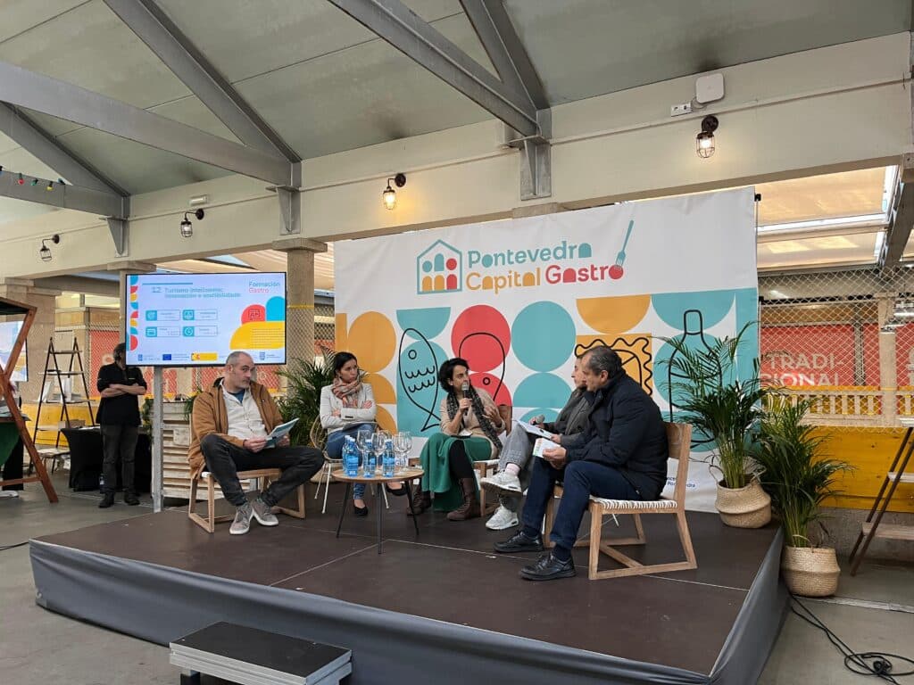 Mesa redonda con Marta González, Chiara Lugato, Camilo Garrido e Miguel Lago, presidente do CCU Zona Monumental